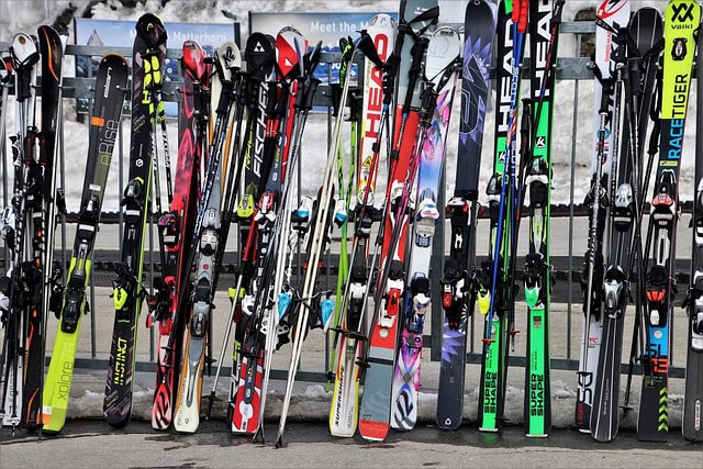 Colourful skis standing up in a rack, by pasja1000 on Pixabay