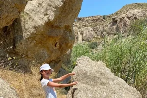 Walking to the source of the Rio Aguas - photo of girl in a hat on the route.